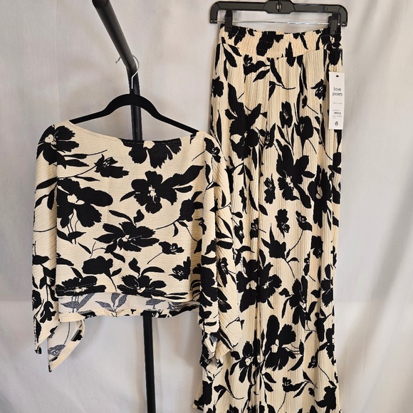 Black and white floral off the Shoulder pantsuit - Picture 2 of 5